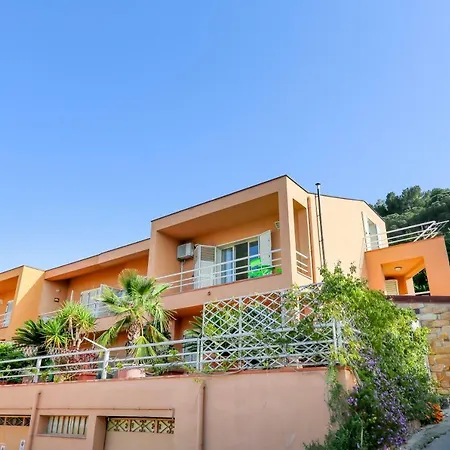 A Casa Nostra Cefalù